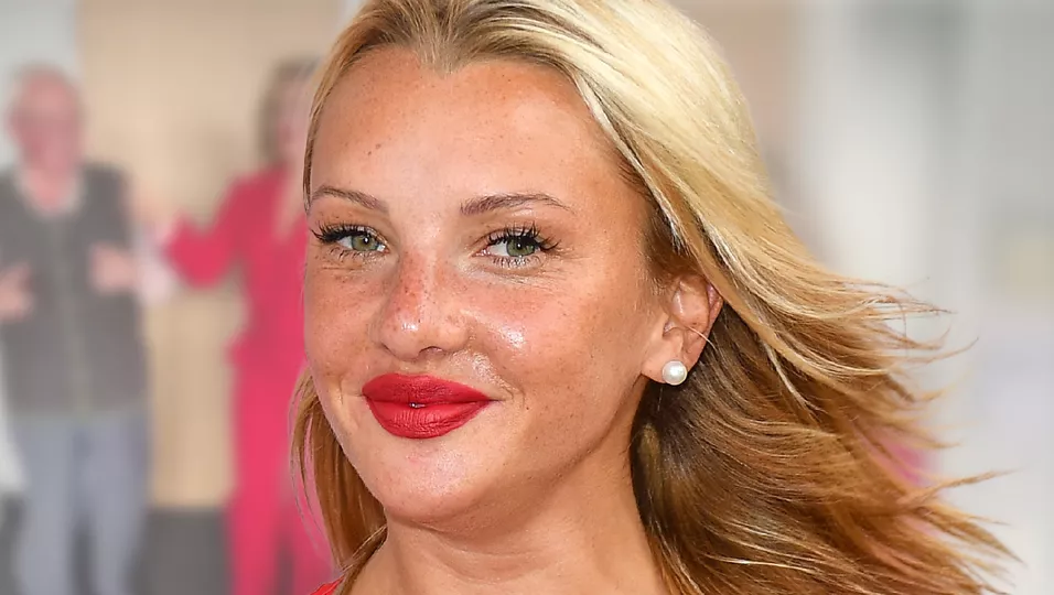 Evelyn Burdecki Ganz Sch N Sexy Sie Zeigt Sich Nur Im Bikini H Schen Bunte De