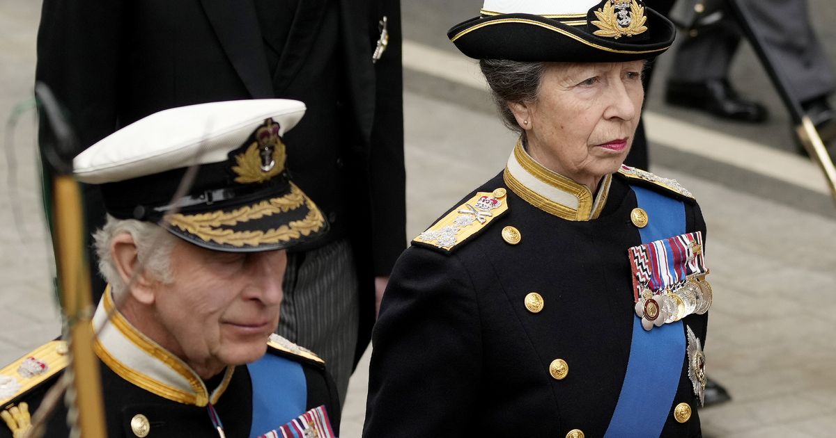Księżniczka Anna: W mundurze na pogrzebie – mimo niezadowolenia królowej