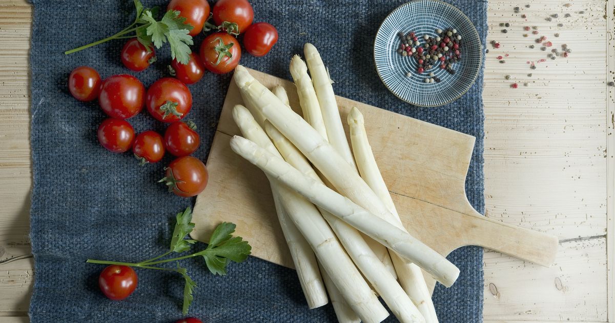 Frühling auf dem Teller Stefen Hensslers Spargelsalat mit Bärlauch und frischen Tomaten