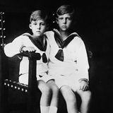 Eine Aufnahme aus den späten 40er Jahren: Der kleine Alfonso mit seinem älteren Bruder Juan Carlos.