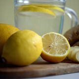 Zitrone und Ingwer sind wichtige Zutaten für den sommerlichen Drink «Switchel». Außerdem darf Essig nicht fehlen.