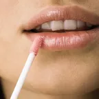 Darum sind alle verrückt nach diesem 3-in-1-Lipbalm für volle Lippen 