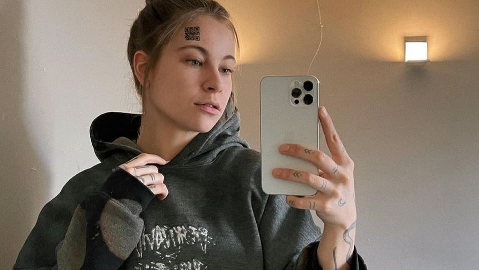 Prank! Das steckt wirklich hinter dem Tattoo auf ihrer Stirn