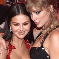 Selena Gomez (li.) und Taylor Swift strahlten bei den MTV VMAs in New Jersey.