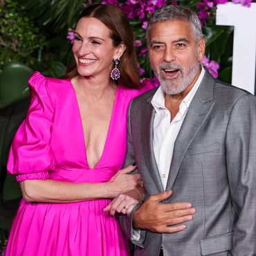Julia Roberts - Die Schauspielerin trägt ein Kleid voll mit George Clooneys 