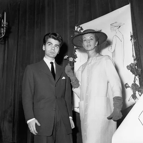 Im Jahr 1954 gewinnt Karl Lagerfeld einen Modewettbewerb in Paris