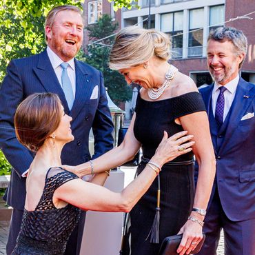 Máxima der Niederlande - Witziger Moment in Den Haag: Hier liegt Kronprinzessin Mary ihr zu Füßen
