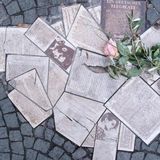 Auf dem Geschwister-Scholl-Platz sind Flugblätter der Widerstandsgruppe "Weiße Rose" als Denkmal in den Boden eingelassen.