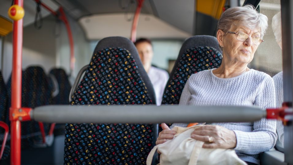 Heizkosten explodieren! Rentnerin fährt ganzen Tag Bus, um Geld zu sparen