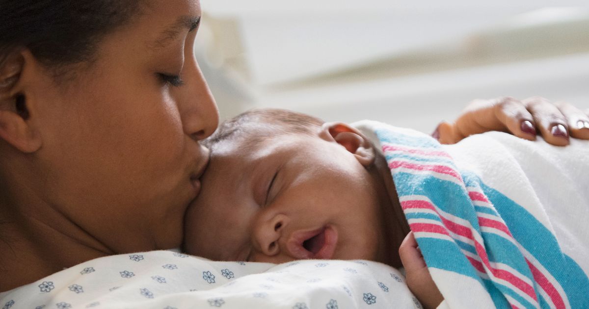 Überraschende Geburt: Frau denkt, sie wäre krank - plötzlich bringt sie Kind zur Welt