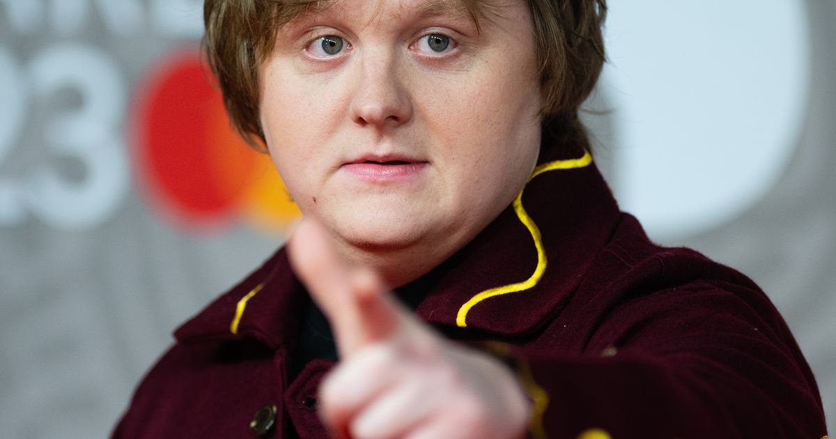 Lewis Capaldi Sänger kämpft mit TouretteAnfall FanReaktion geht