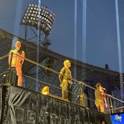 "Gott weiß, ich will kein Engel sein": Rammstein und Till Lndemann (Mitte) singen ihren größten Hit "Engel" auf der Side-Stage in der Pianoversion - Tausende von Handylampen und Feuerzeugen leuchten im Stadion.