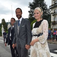 Mett-Marit von Norwegen kam mit Ehemann Haakon 