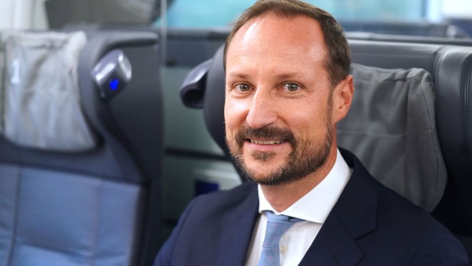 Der norwegische Kronprinz Haakon ist im ICE von Hamburg nach Berlin gereist.