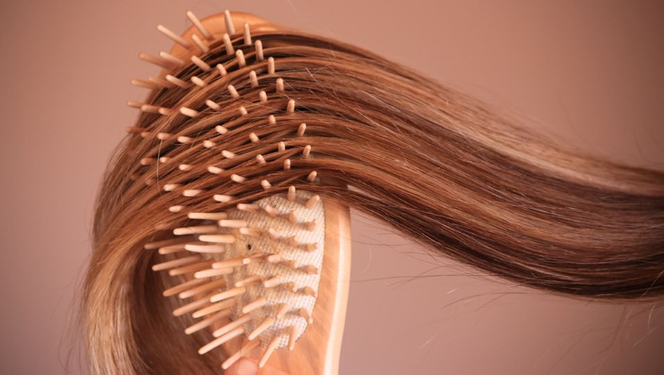 Endlich lange Haare: 3 Haarbürsten regen das Haarwachstum an