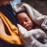 Kleines Kämpferlein: Baby kommt gesund zur Welt – und hält Spirale in der Hand 