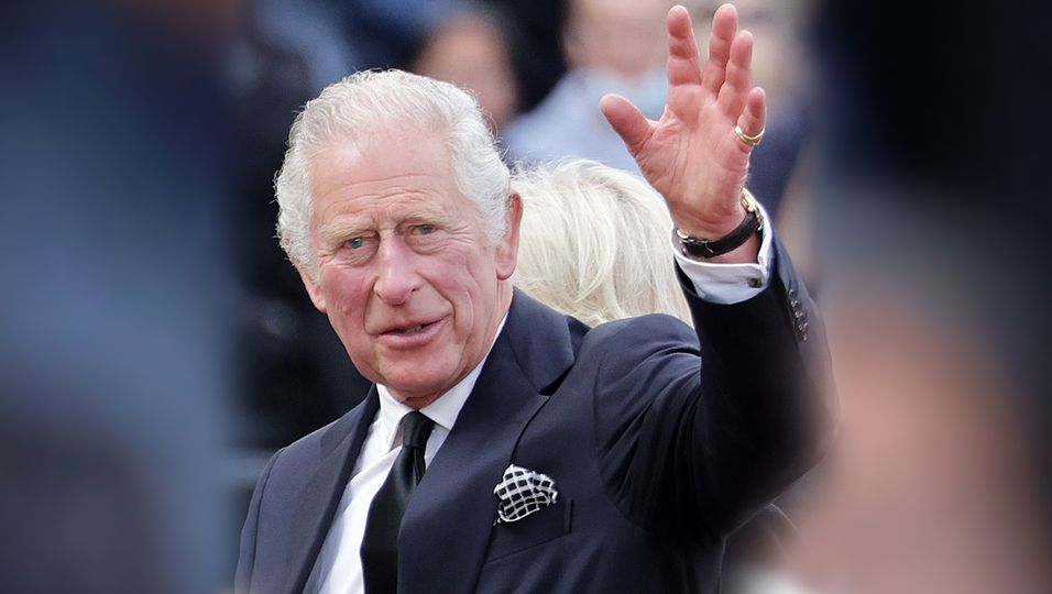 König Charles III.: Was ist mit seinen Fingern los?