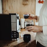 Must-have für Coffee-Lover: Die besten Kaffeemaschinen mit Mahlwerk