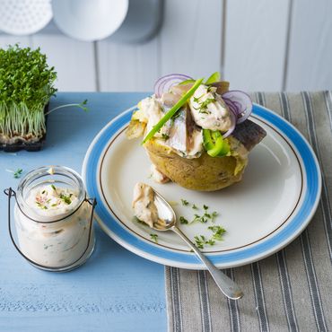 Einfach und lecker: Ofenkartoffeln mit Eier-Schnittlauch-Salat