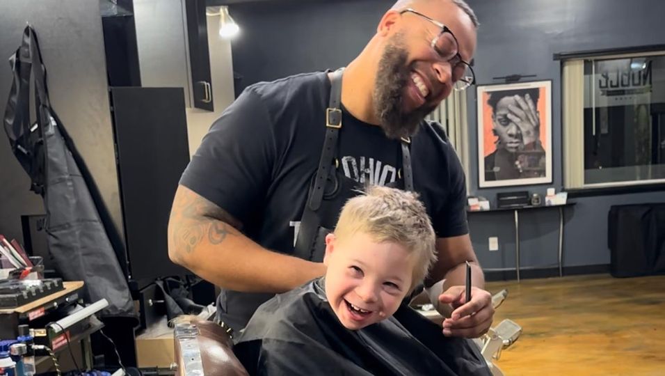 Kostenloser Haarschnitt einmal im Monat: Friseur schenkt Kindern mit Downsyndrom "sicheren Raum"