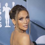 Elegant und romantisch: Jennifer Lopez trägt das perfekte Kleid für Hochzeitsgäste
