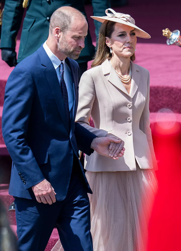 Ganz Gentleman reicht Prinz William seiner Frau die Hand