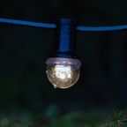 Es fehlt nur noch ein leerer Milch- oder Saftkarton, ein wenig Bastelei und aus dieser handelsüblichen Lichterkette kann eine schöne Lampion-Beleuchtung für die Sommerparty im heimischen Garten werden.