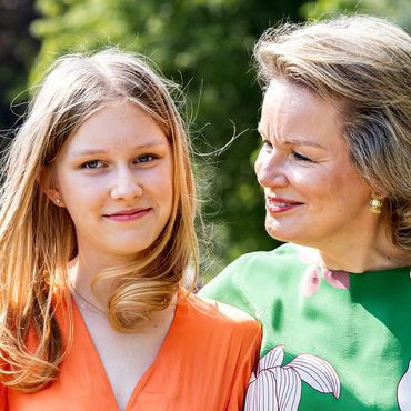 Mathilde von Belgien: Beim 10. Thronjubiläum strahlt sie mit Tochter Eleonore Arm in Arm