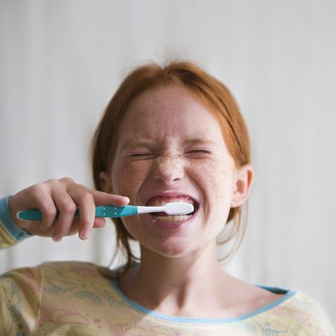 Zahnpasta für Kinder: ÖKO-TEST kitisiert bekannte Marken