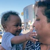 Nach monatelanger Trennung: Baby erkennt seine Oma wieder – und sorgt für ein magisches Wiedersehen