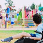 Kind-Behinderung-Rollstuhl-Spielplatz