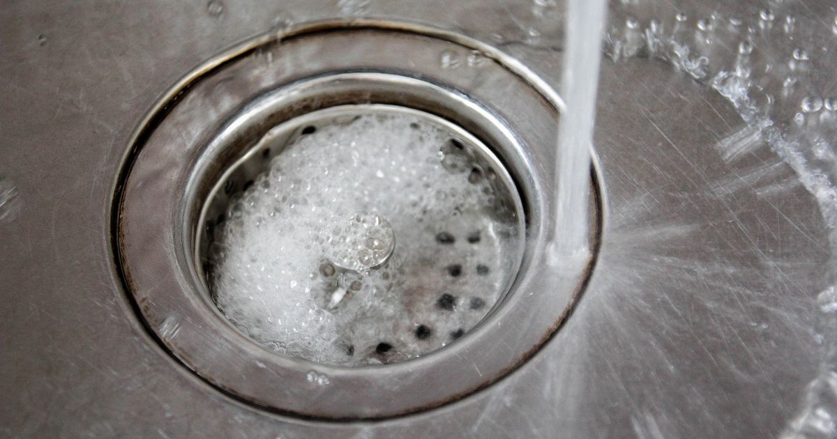 Müffelnder Abfluss Ein Hausmittel verhindert, dass der Abfluss stinkt