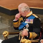 König Charles III.: Er kämpft bei der Nationalhymne sichtlich mit den Tränen