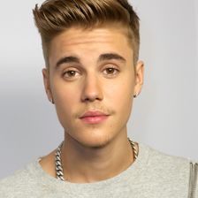 Justin Bieber in einem grauen Pullover.