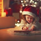 Mädchen schreibt Brief an Weihnachtsmann
