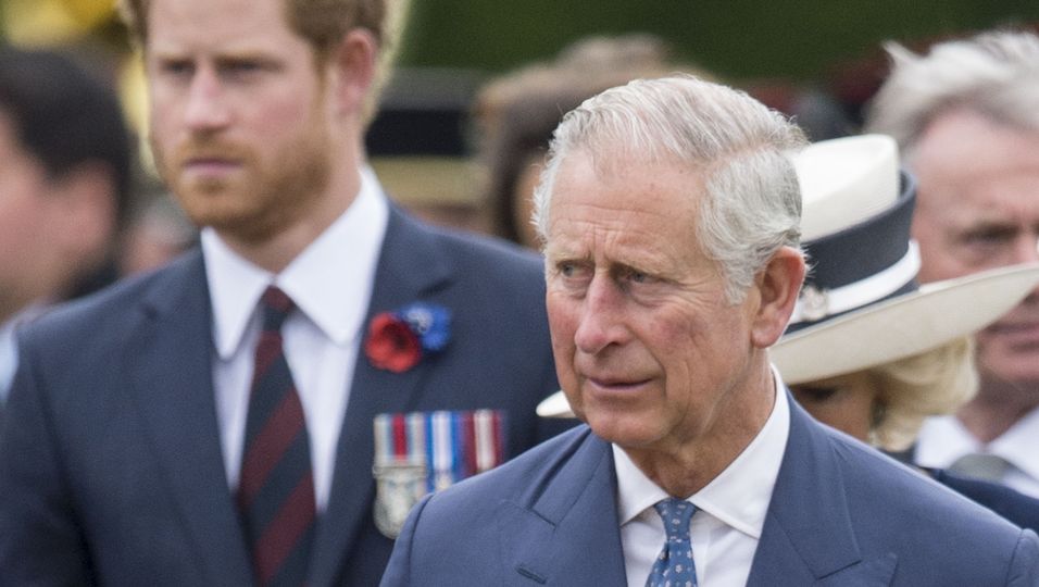 König Charles III. - "Bin keine Bank": Er ignorierte Prinz Harry – und zog Queen mit ins Drama