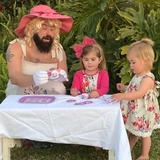 Vater gibt alles bei lustigem Fotoshooting mit seinen Töchtern