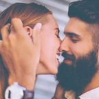 Auch, ob der Mund beim Kuss geöffnet wird, kann etwas über die Beziehung verraten.