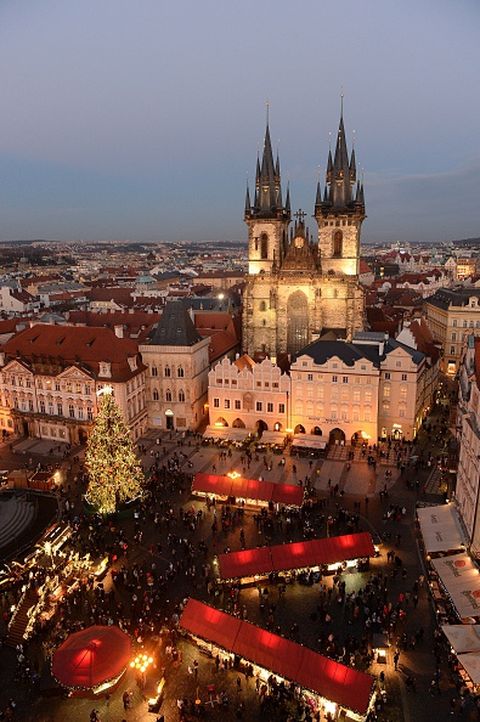 In Prags Mitte findet einer der prächtigsten Weihnachtsmärkte Europas statt. Karel Gott hält hier gerne auch mal ein Ständchen.