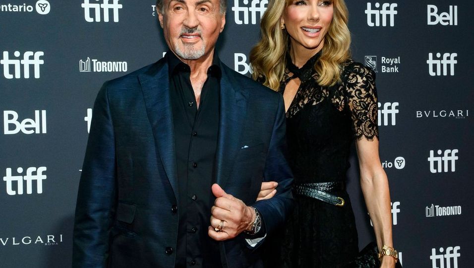 Sylvester Stallone und Jennifer Flavin strahlen Arm in Arm in Toronto.