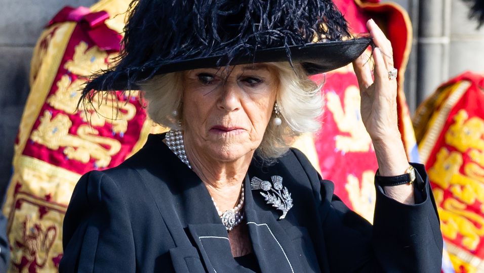 Königin Camilla: Bevorstehende Krönung: Ärger um kontroversen Diamanten ...