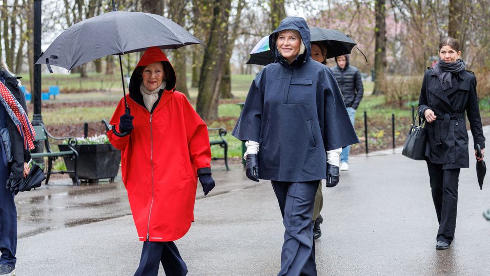Mette-Marit & Sonja von Norwegen: Mit Schwiegermama Sonja trotzt sie dem Regen 