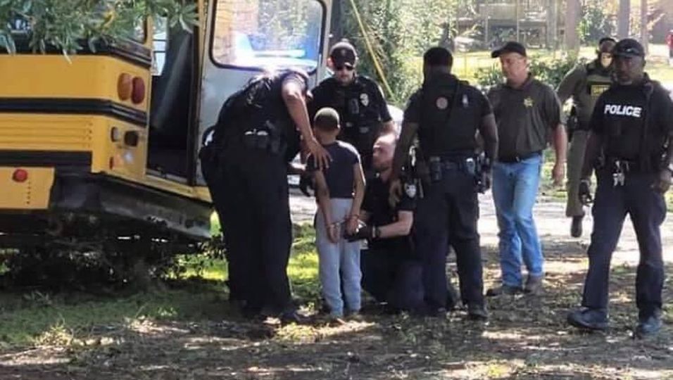 Mit gestohlenem Schulbus: Junge (11) liefert sich Verfolgungsjagd mit Polizei