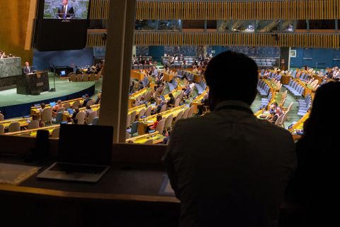 Händchenhaltend vor den Vereinten Nationen