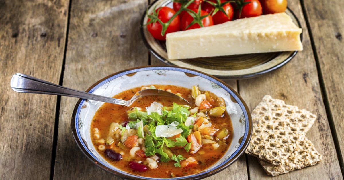 Minestrone: Italienische Suppe zubereiten | BUNTE.de