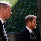 Prinz William und sein Bruder Prinz Harry auf der Beerdigung von Prinz Philip am 17. April 2021 in Schloss Windsor