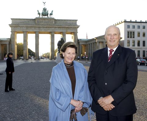 Hier posiert der Weltadel vor Berlins Wahrzeichen