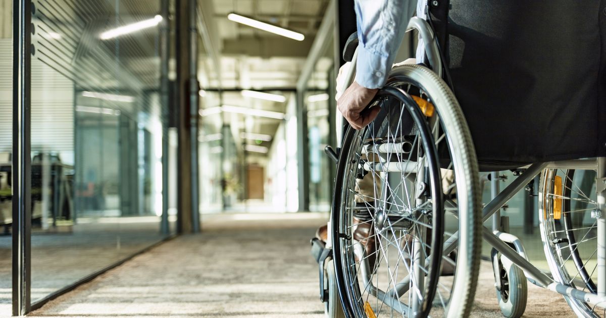 Schulklasse baut für behinderten Vater Rollstuhl-Kinderwagen