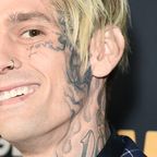 Tattoo-Schock: Er trägt jetzt den Namen seiner Freundin im Gesicht
