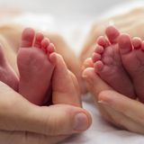 Unglaubliche Geburtsgeschichte: Zwillinge kommen zur gleichen Zeit auf die Welt